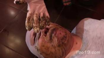 一个男人舔女人的屁股，她们在他嘴里拉屎